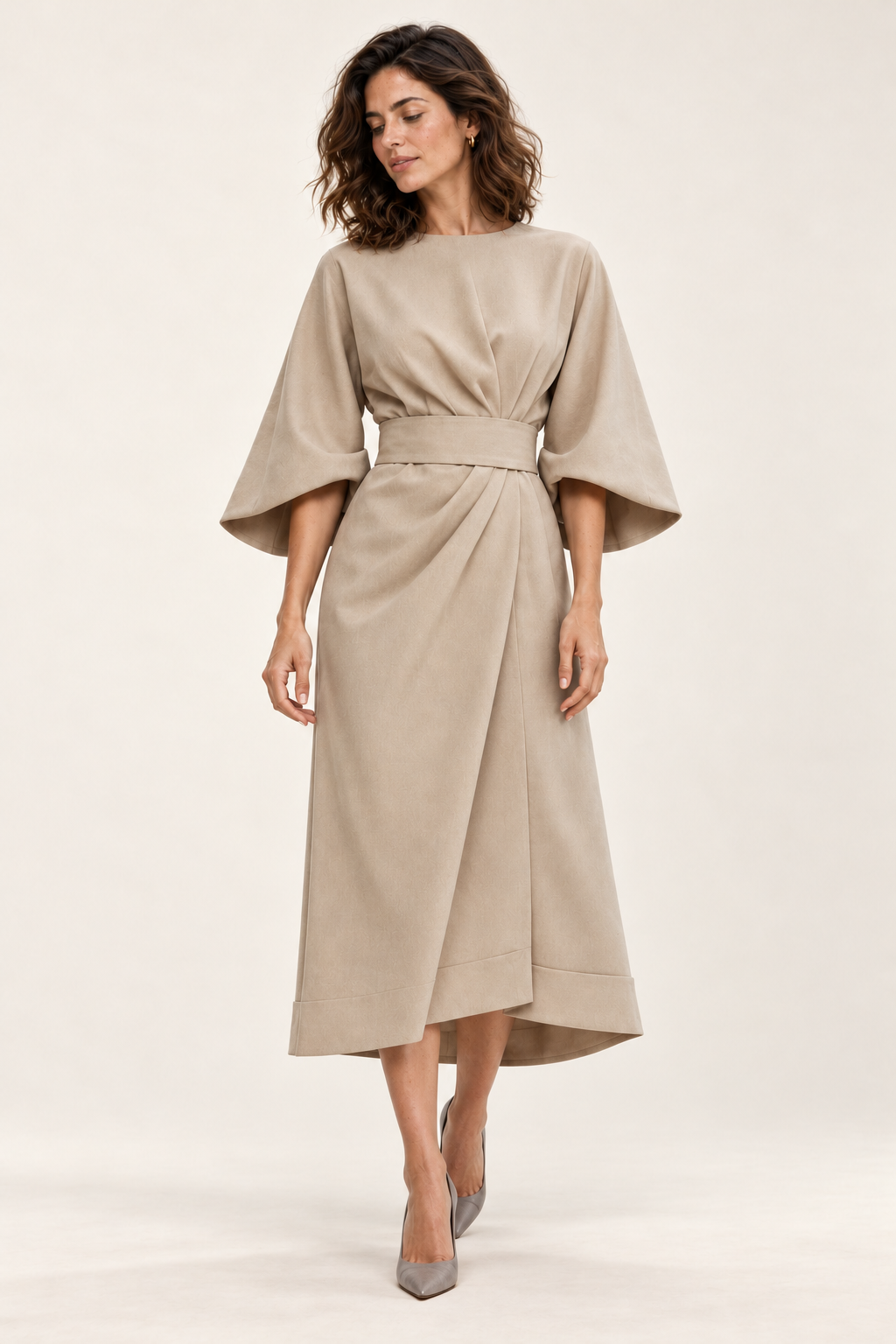 Vestido midi com cinto e mangas três quartos — bege, vista de frente