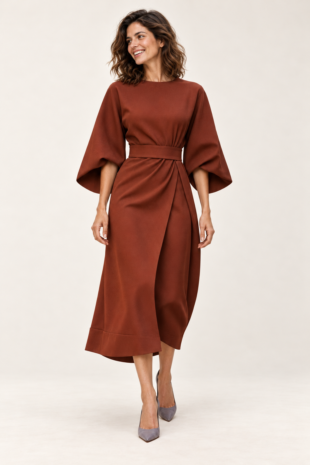 Vestido midi com cinto e mangas três quartos — castanho, vista de frente