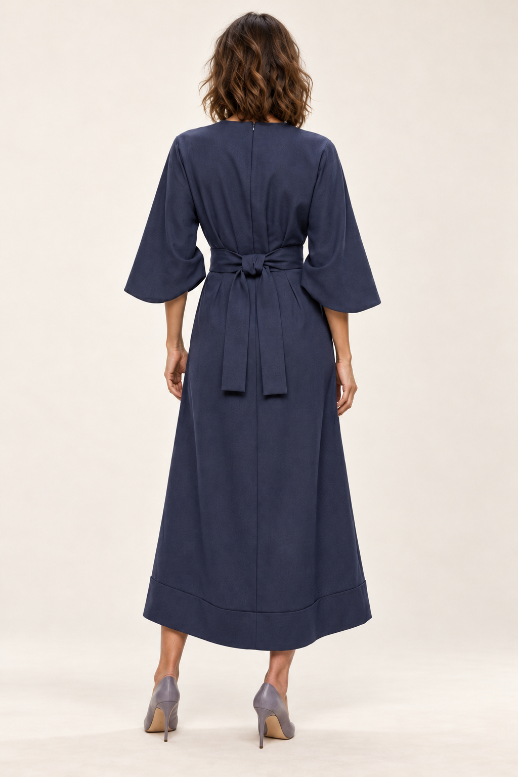 Vestido midi com cinto e mangas três quartos — azul, vista de costas
