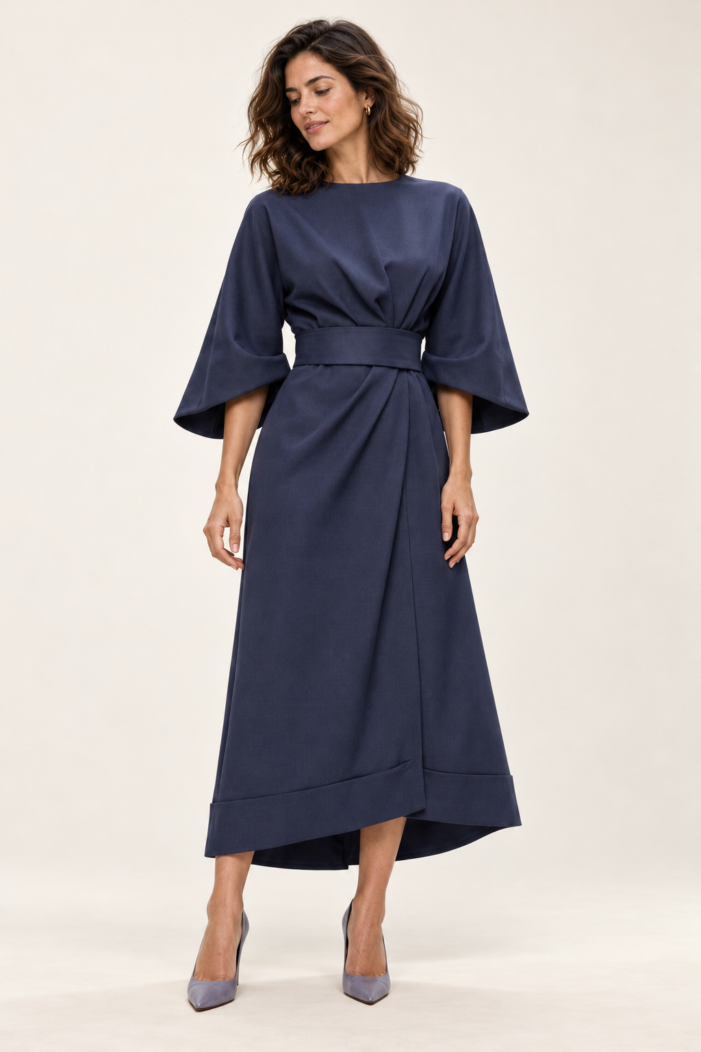 Vestido midi com cinto e mangas três quartos, vista de frente
