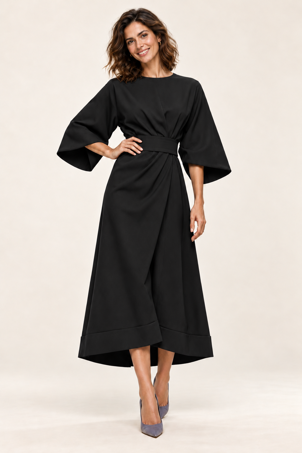 Vestido midi com cinto e mangas três quartos em preto, vista de frente