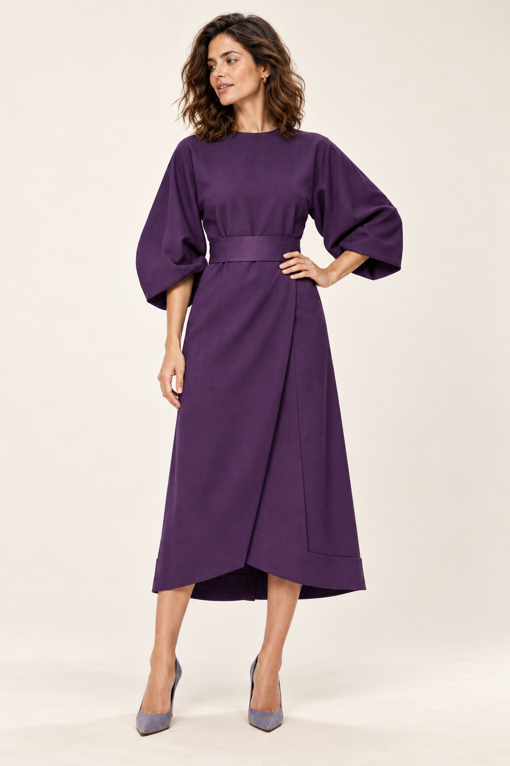 Vestido midi com cinto e mangas três quartos — violeta, vista de frente