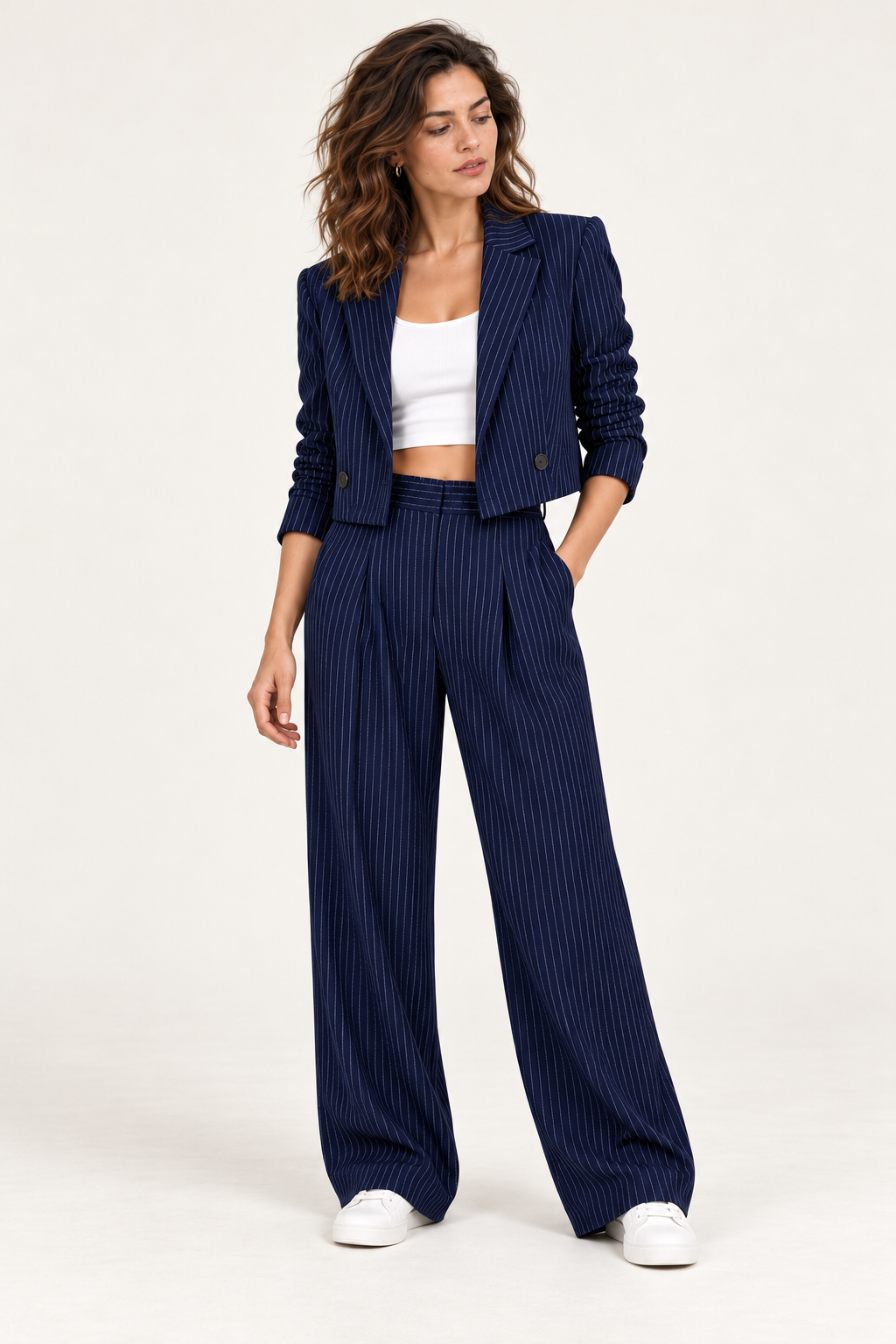 Conjunto às riscas com blazer curto e calças largas — azul, vista de frente