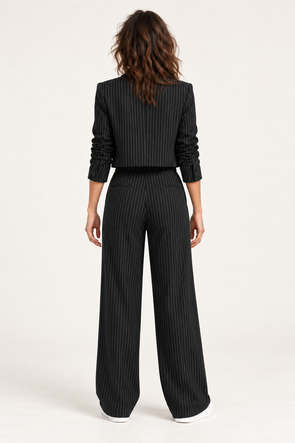 Conjunto às riscas com blazer curto e calças largas — preto, vista de costas