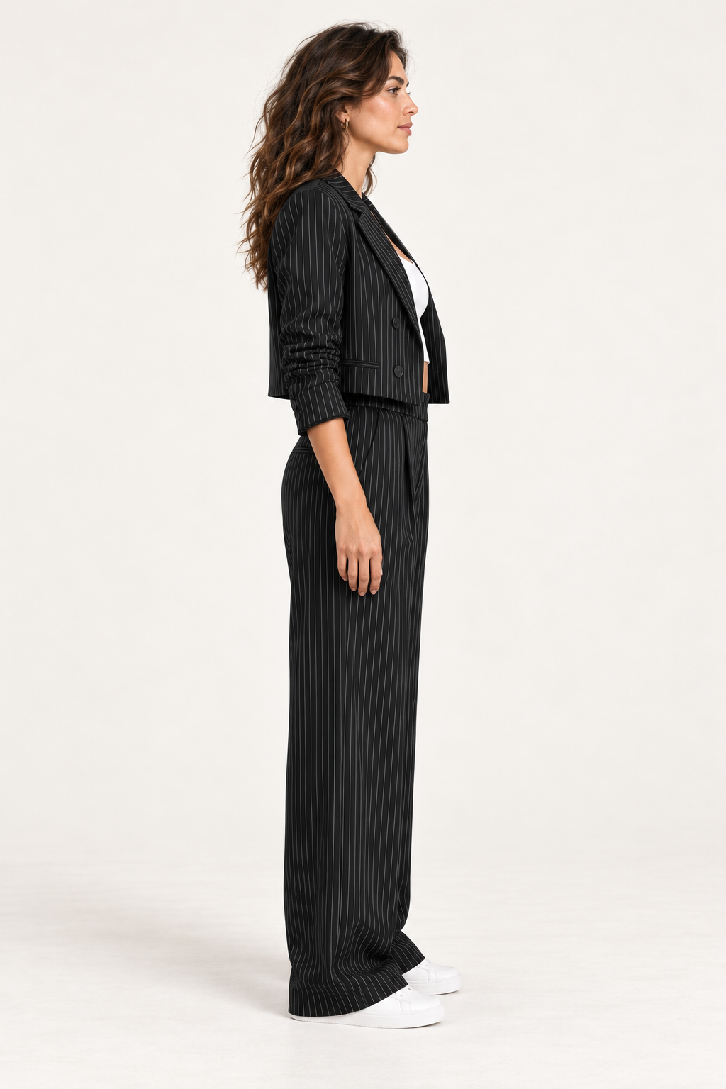 Conjunto às riscas com blazer curto e calças largas — preto, vista lateral
