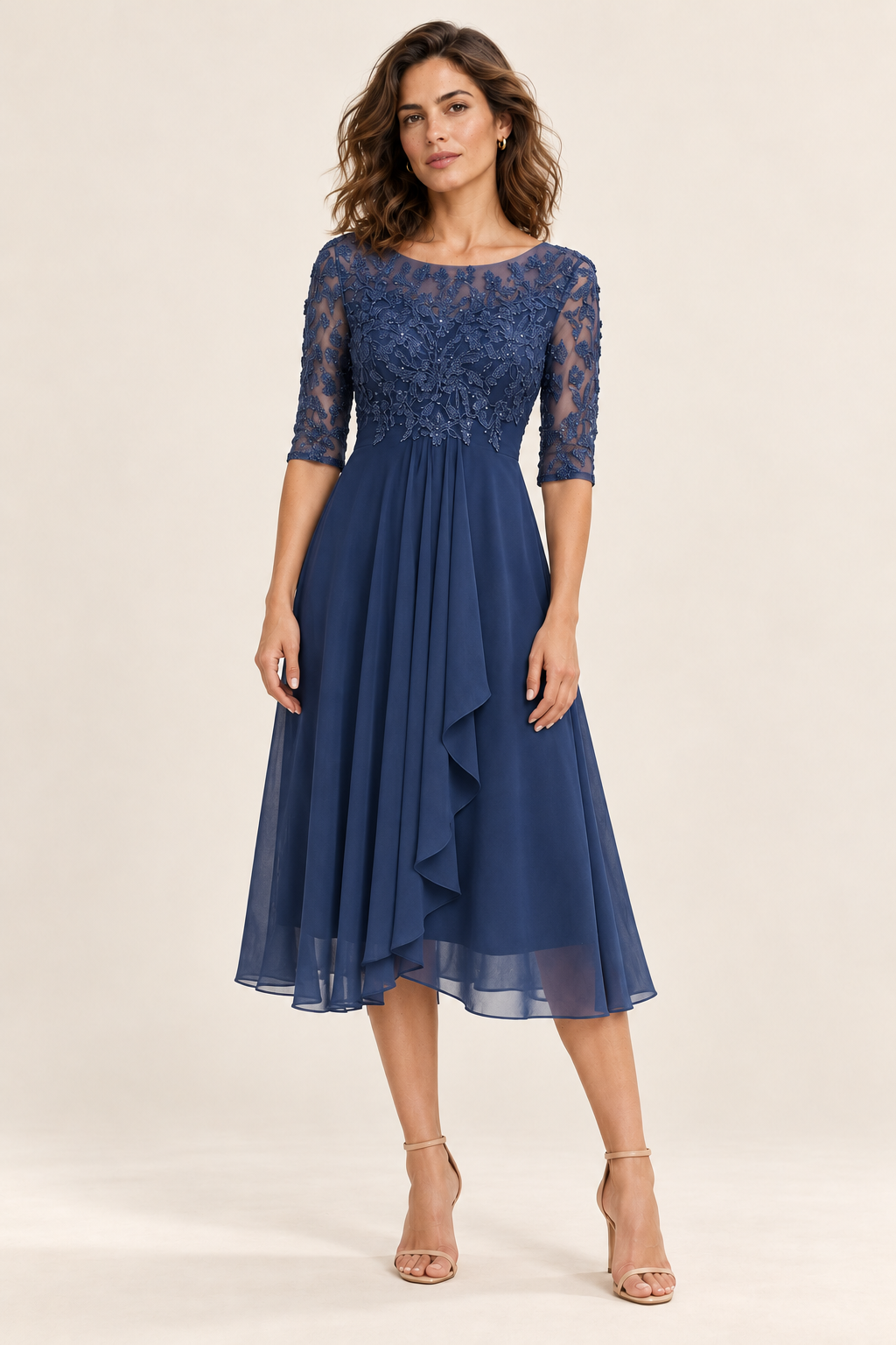 Vestido midi com parte superior trabalhada e saia fluida — azul-marinho, vista de frente
