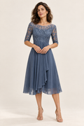 Vestido midi com parte superior trabalhada e saia fluida, vista de frente