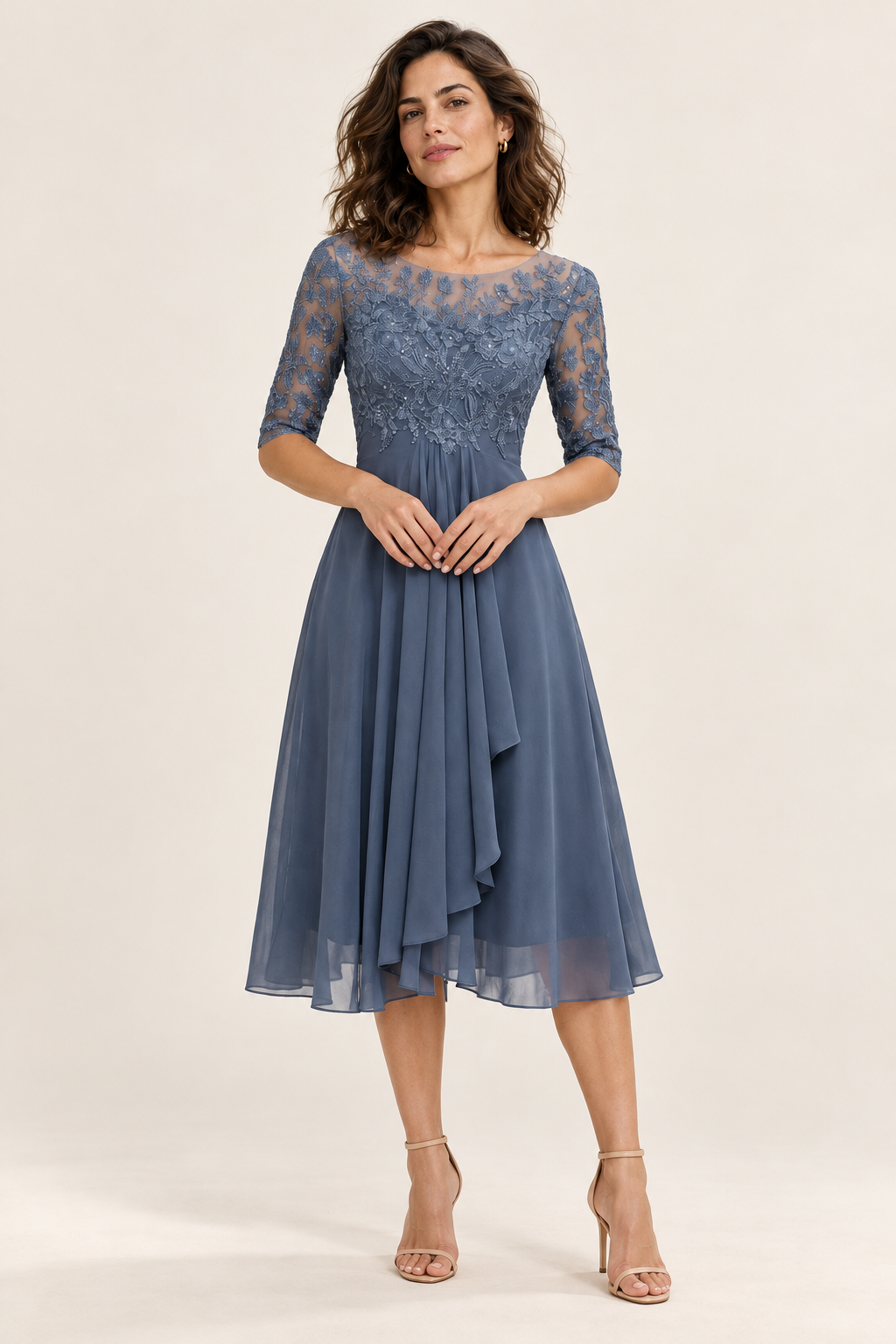Vestido midi com parte superior trabalhada e saia fluida, vista de frente