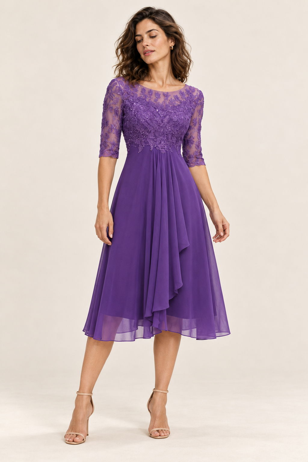 Vestido midi com parte superior trabalhada e saia fluida — violeta, vista de frente