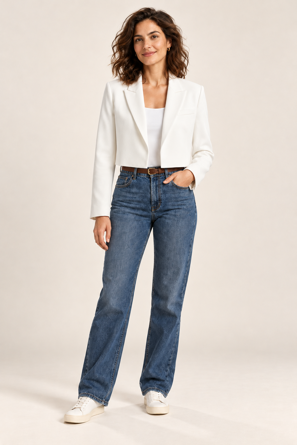 Blazer curto de mulher com corte cintado — branco, vista de frente