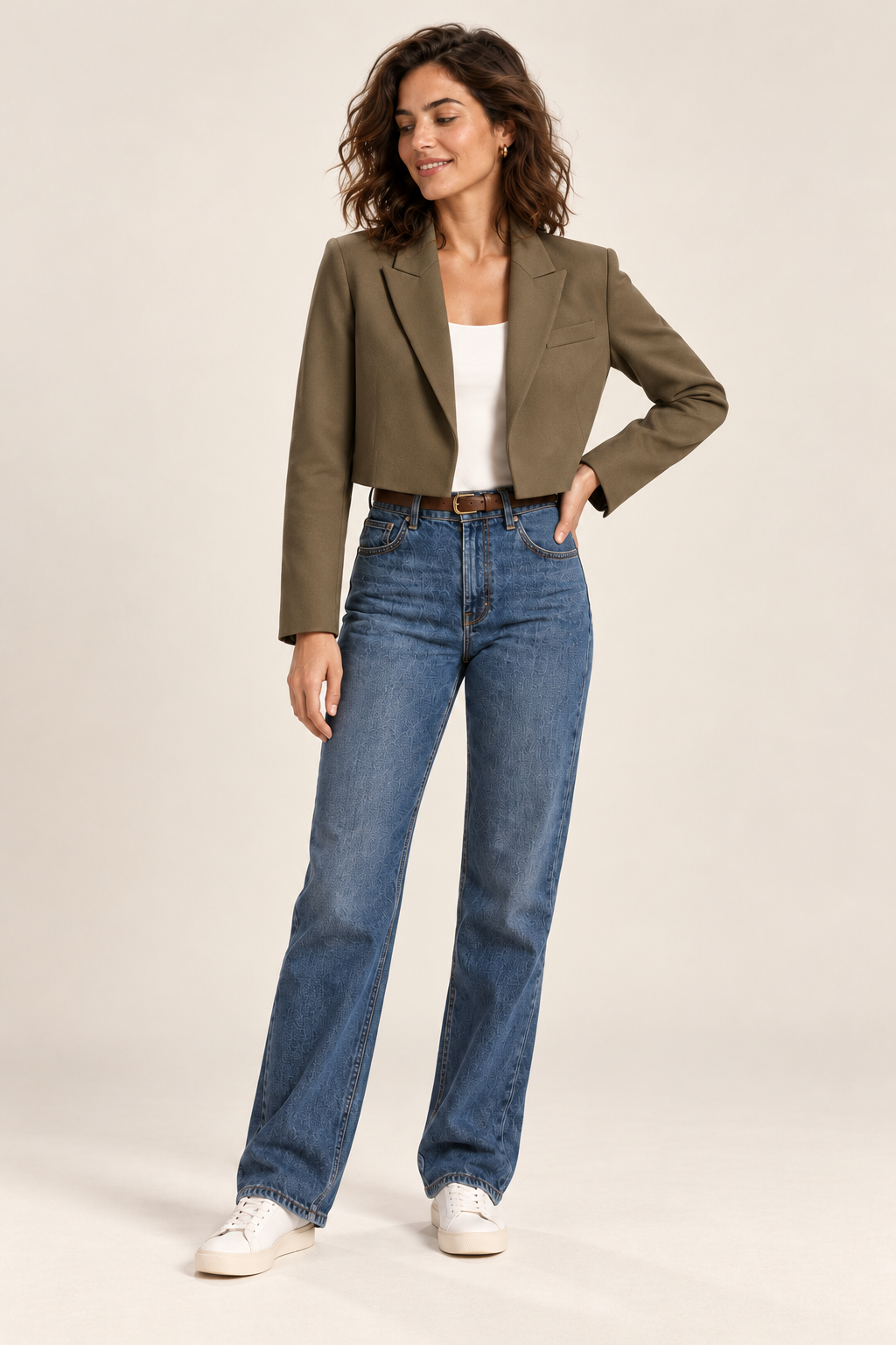 Blazer curto de mulher com corte cintado — castanho-escuro, vista de frente