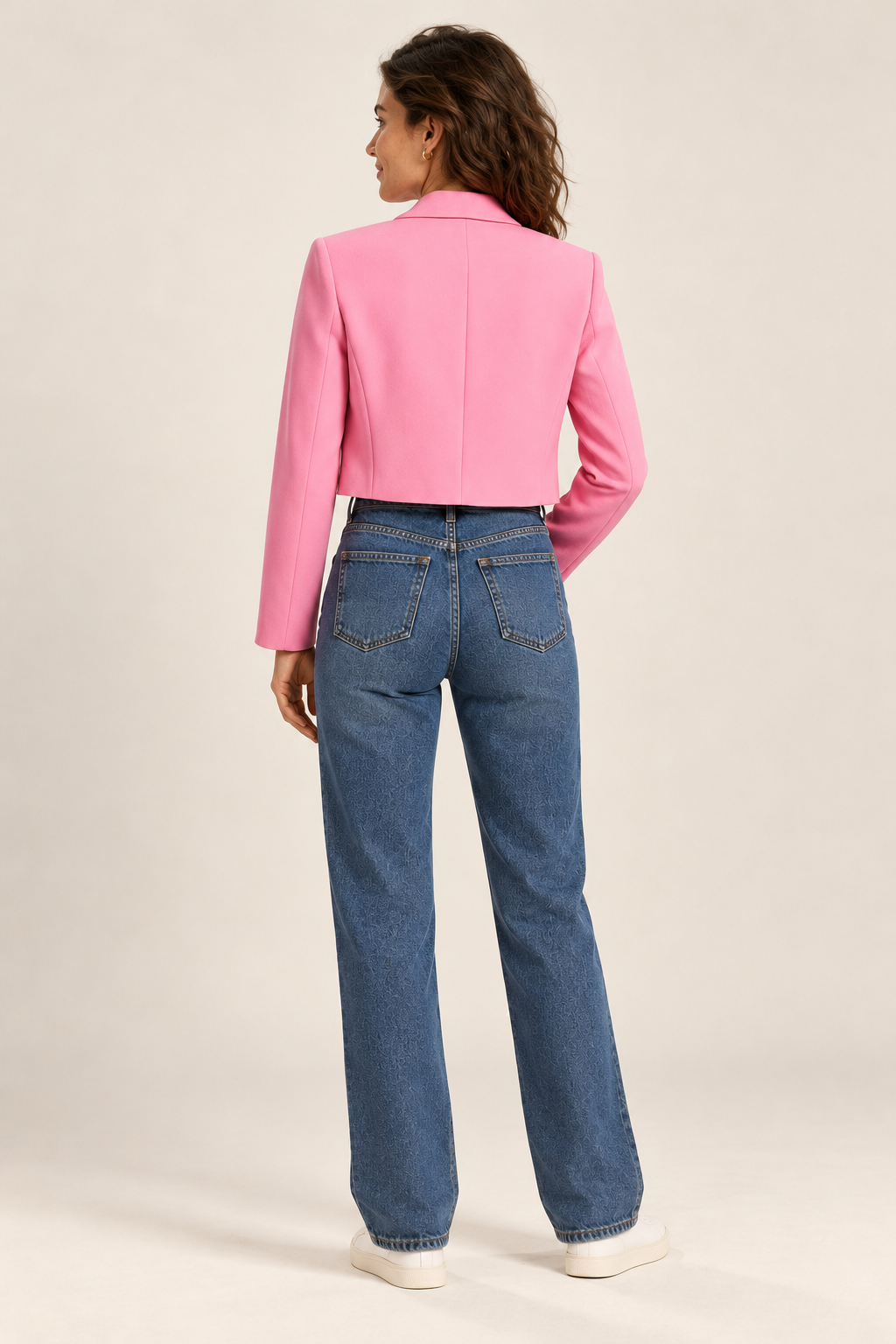 Blazer curto de mulher com corte cintado — rosa, vista de costas