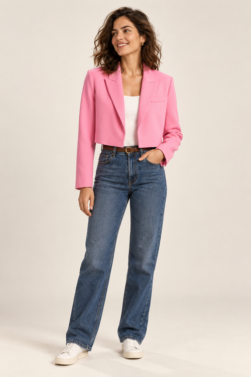 Blazer curto de mulher com corte cintado, vista de frente