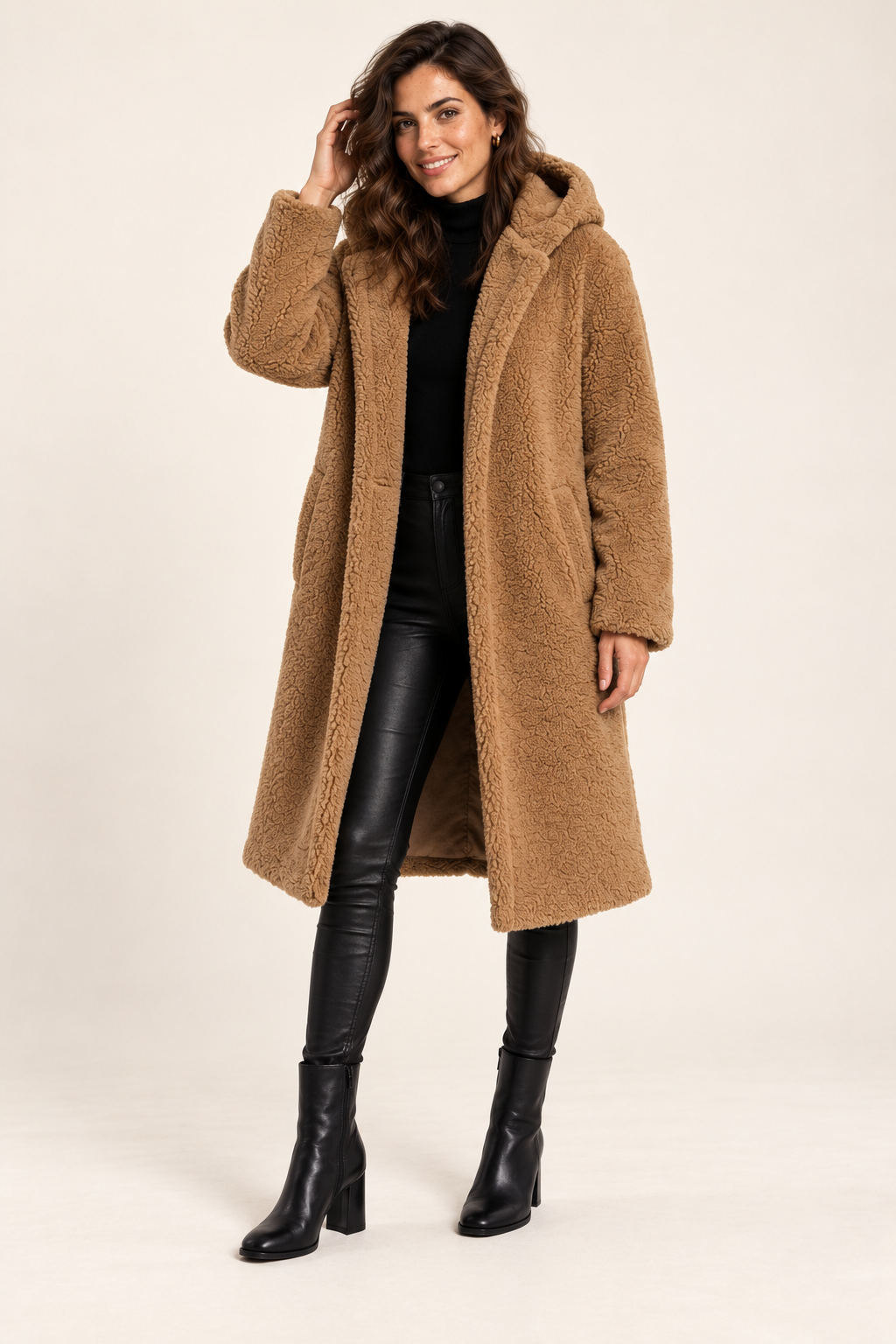 Sobretudo de mulher com capuz e textura macia — camel, vista de frente