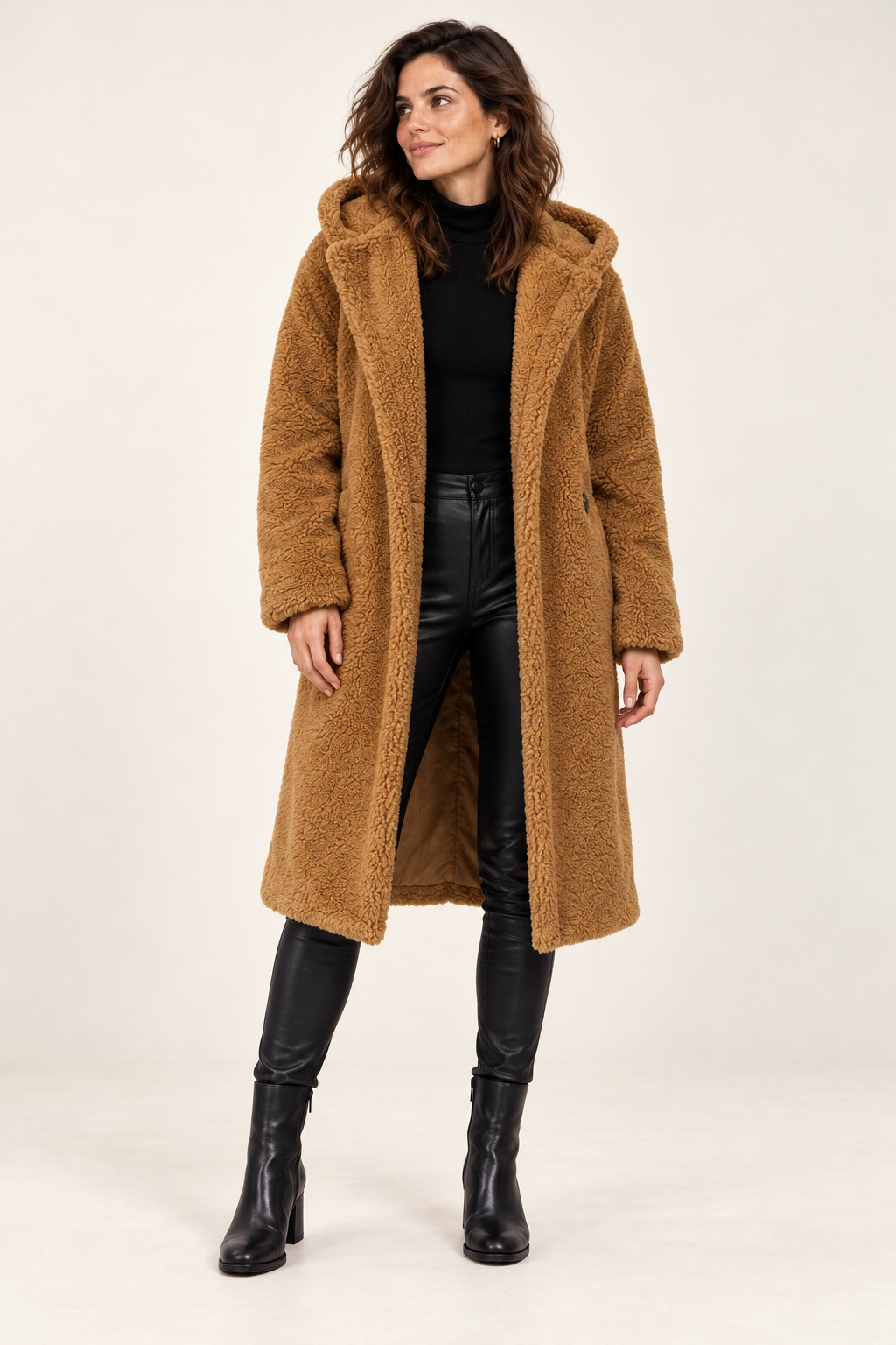 Sobretudo de mulher com capuz e textura macia — camel dourado, vista de frente