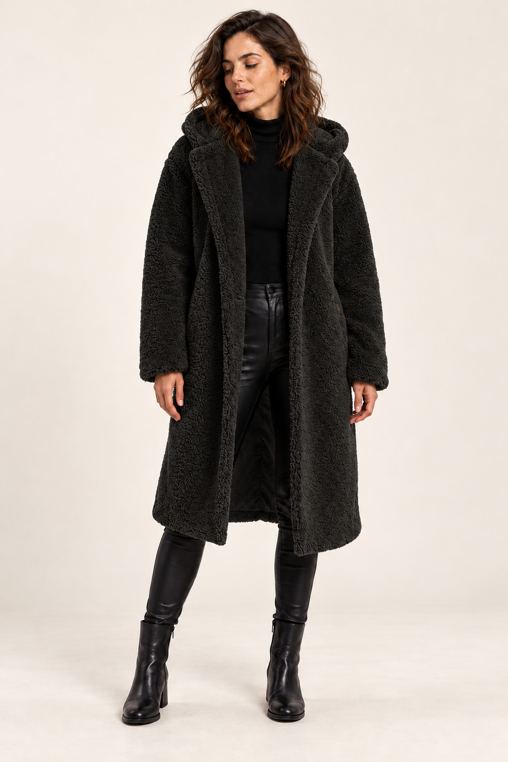 Sobretudo de mulher com capuz e textura macia — preto, vista de frente