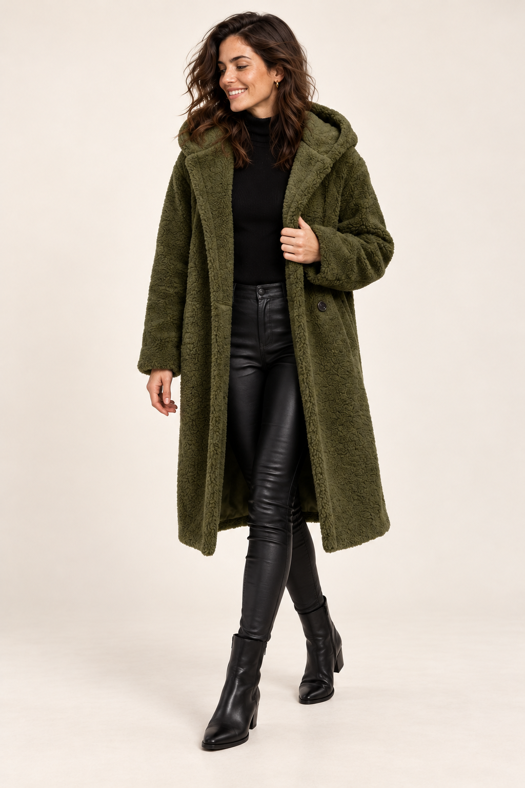 Sobretudo de mulher com capuz e textura macia — verde militar, vista de frente