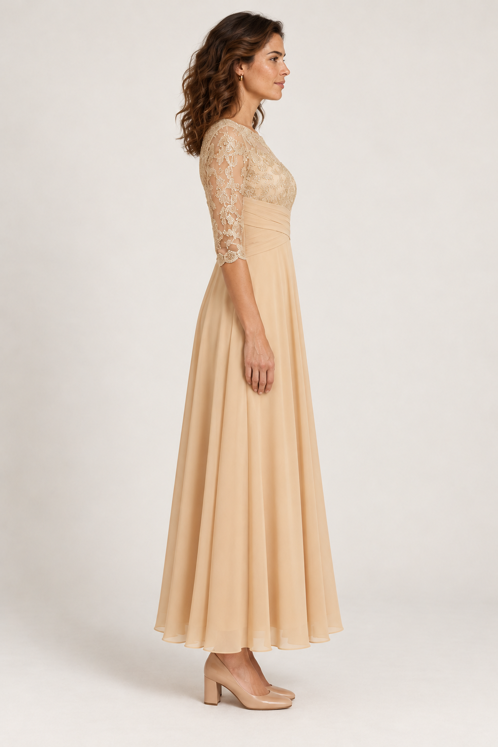Vestido de cerimónia evasé com detalhes trabalhados — bege, vista lateral