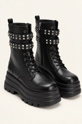 Botins de mulher com plataforma e tachas, vista de frente