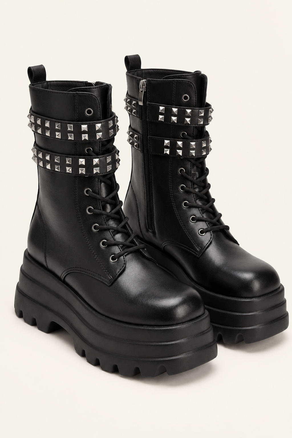 Botins de mulher com plataforma e tachas, vista de frente