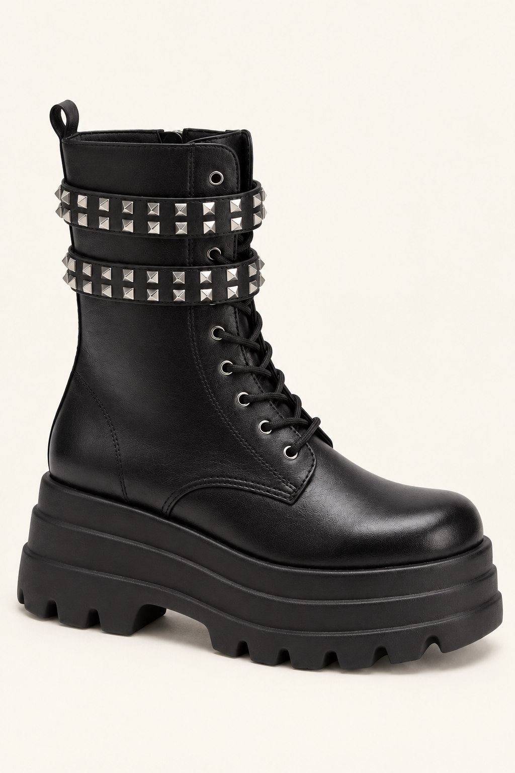 Botins de mulher com plataforma e tachas — modelo 1, vista lateral