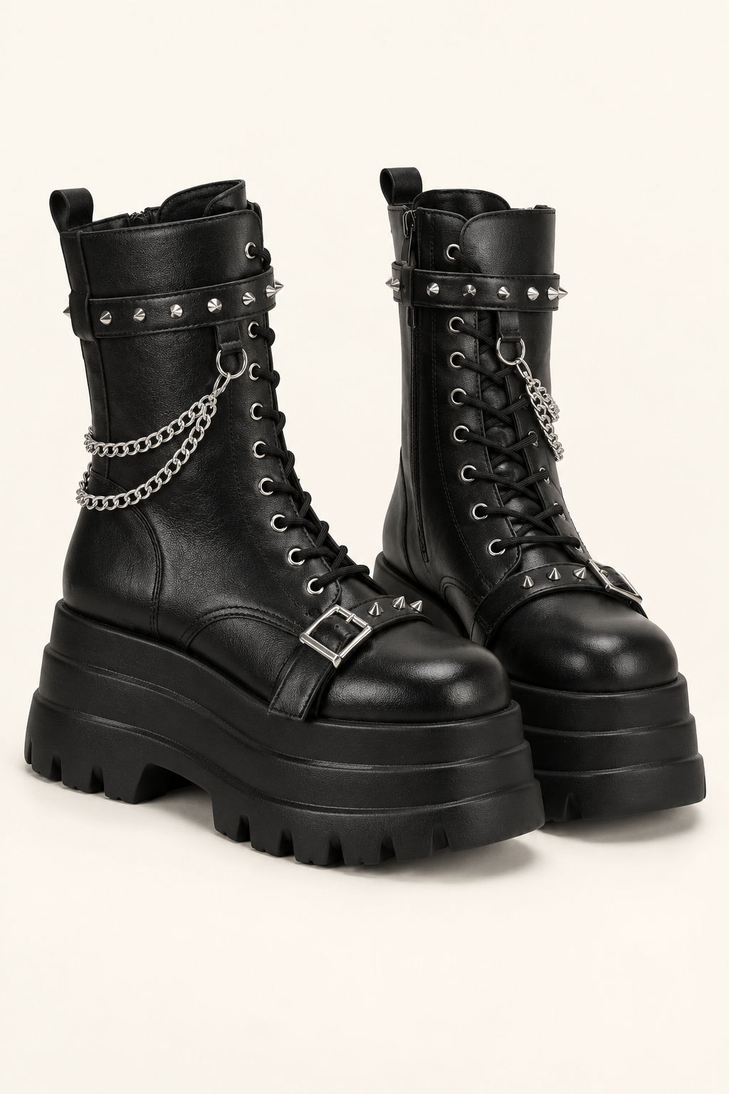 Botins de mulher com plataforma e tachas — modelo 2, vista de frente