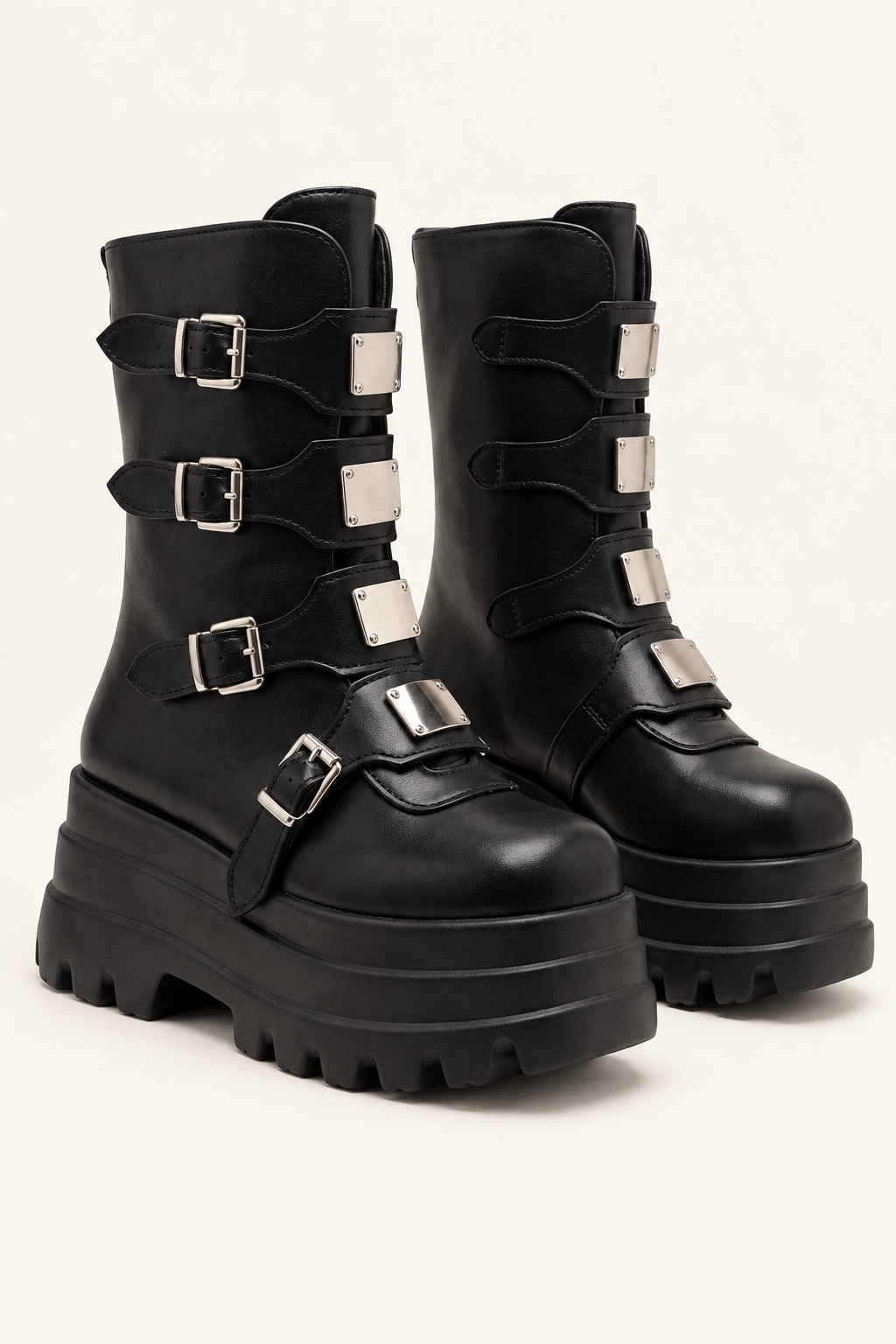 Botins de mulher com plataforma e tachas — modelo 3, vista de frente