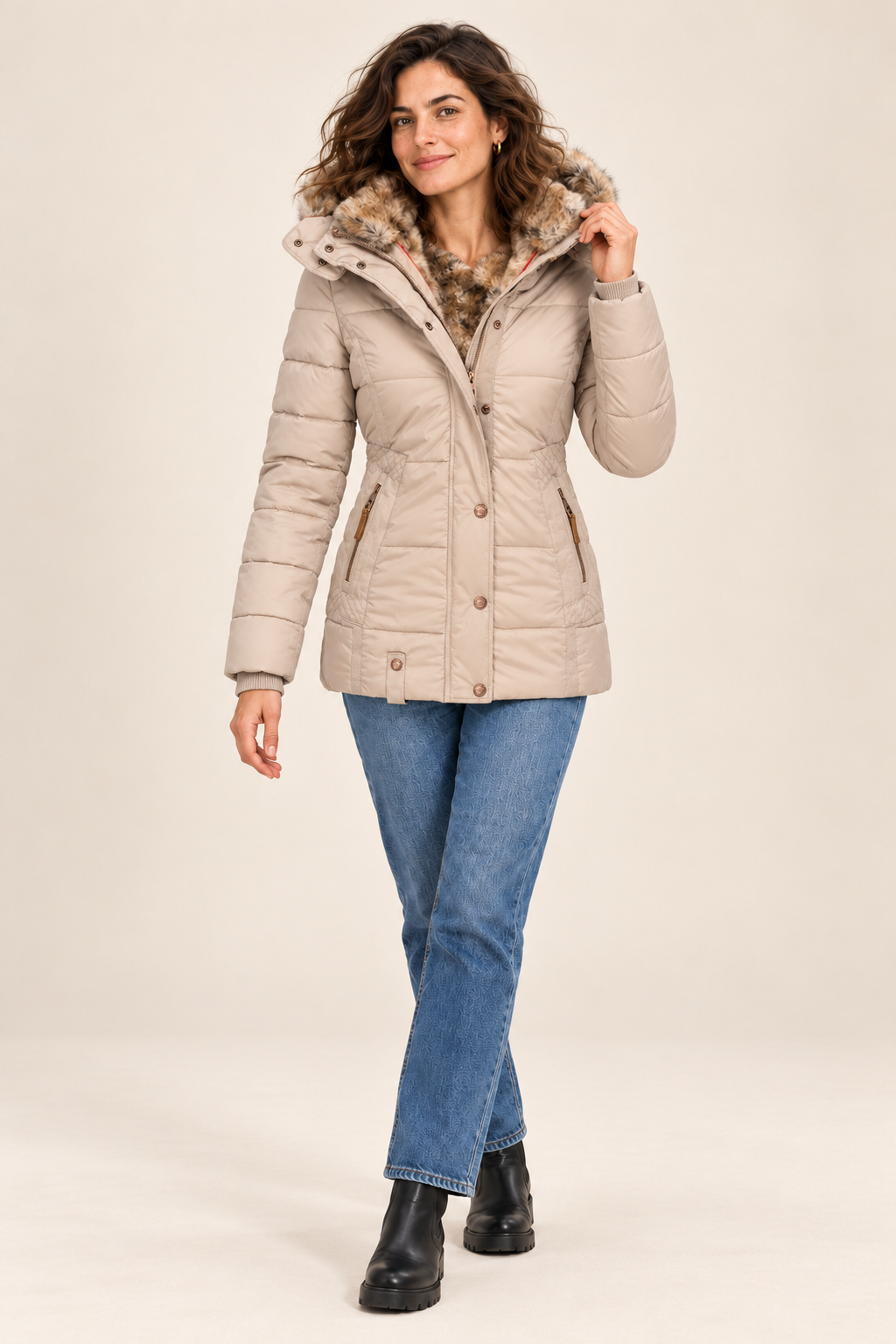 Casaco de inverno de mulher com capuz e bolsos com fecho — bege, vista de frente