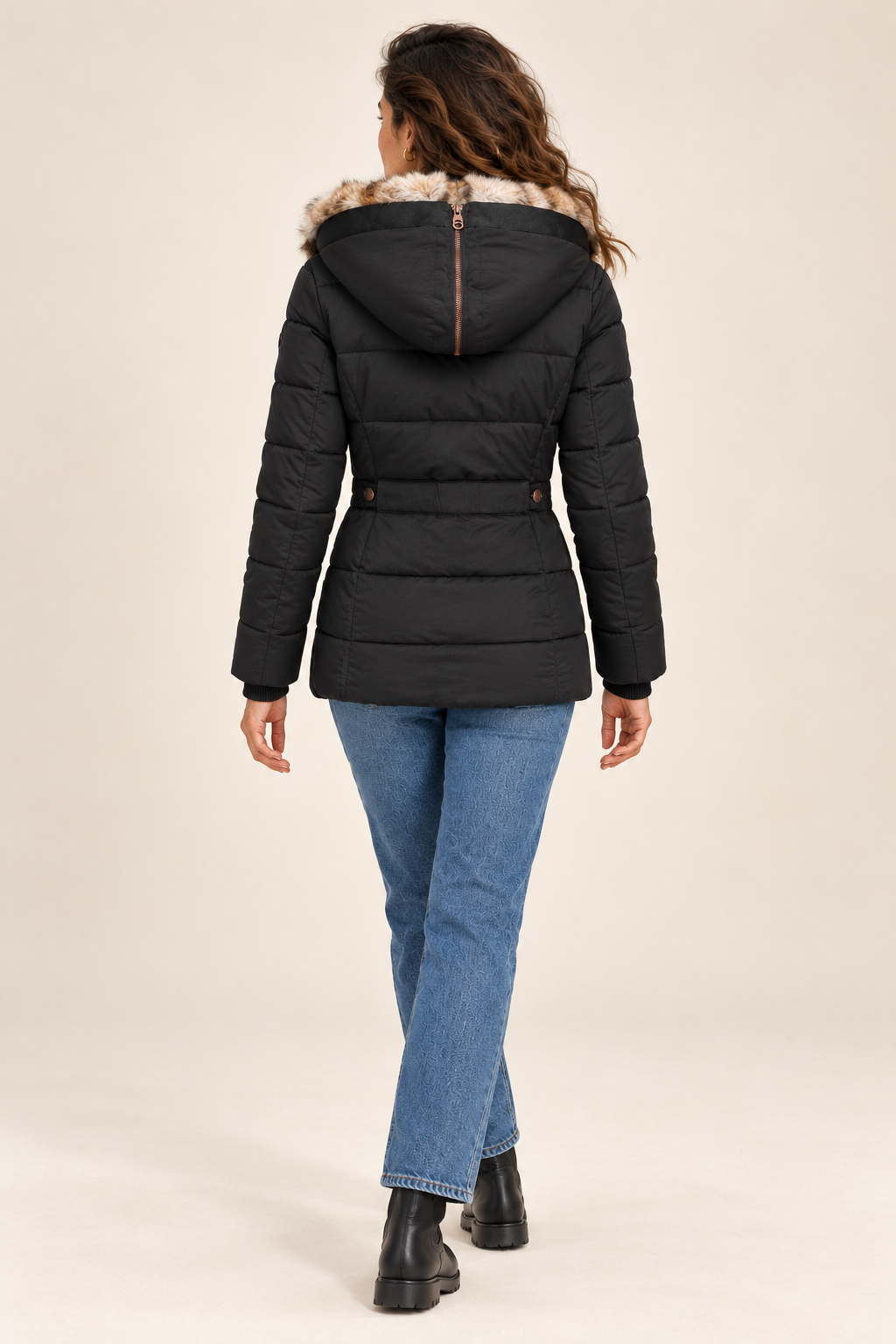 Casaco de inverno de mulher com capuz e bolsos com fecho — preto, vista de costas
