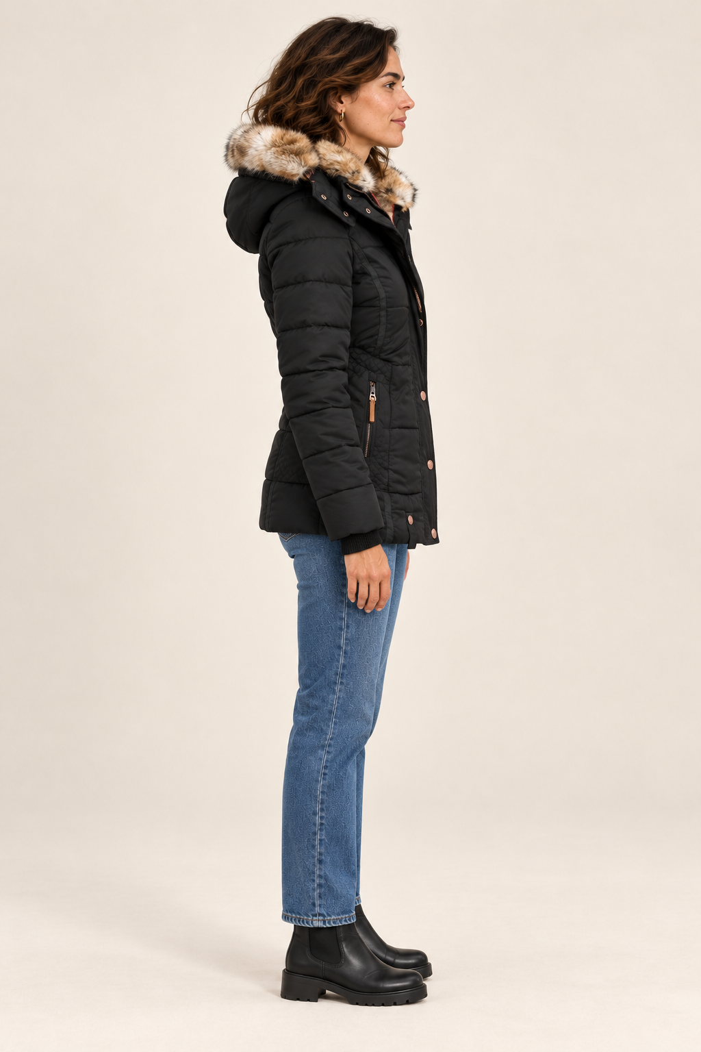 Casaco de inverno de mulher com capuz e bolsos com fecho — preto, vista lateral