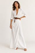Vestido camiseiro maxi com cinto e franzido, vista de frente