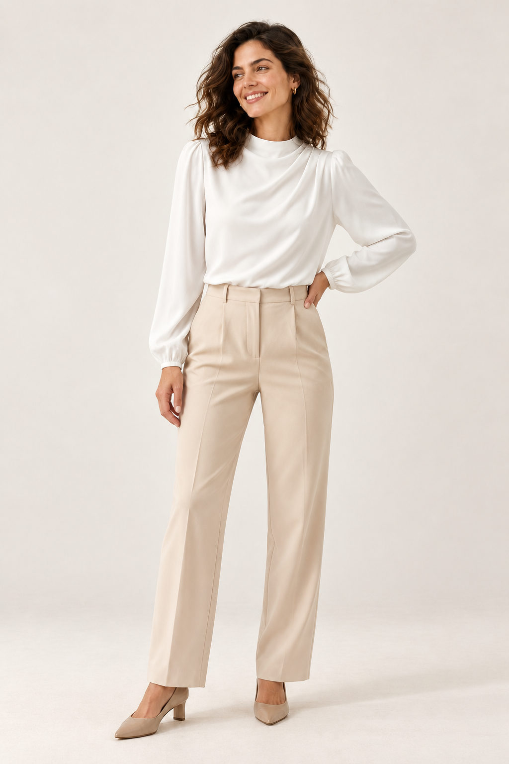 Blusa de mulher com gola alta e franzidos — Branco, vista de frente