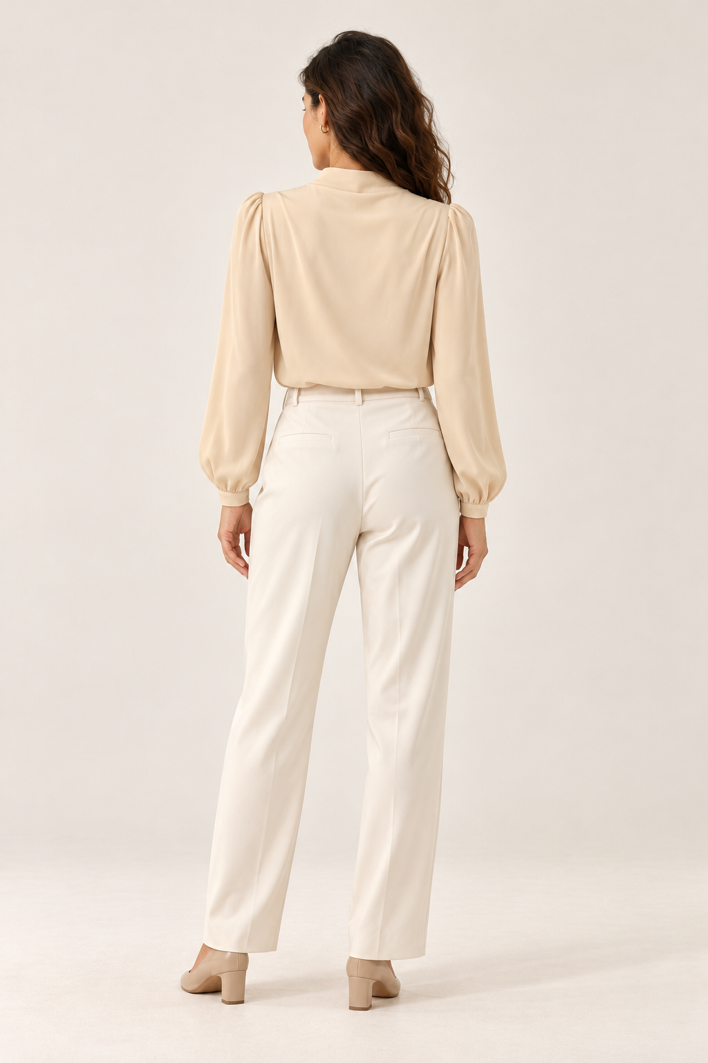 Blusa de mulher com gola alta e franzidos — Creme, vista de costas