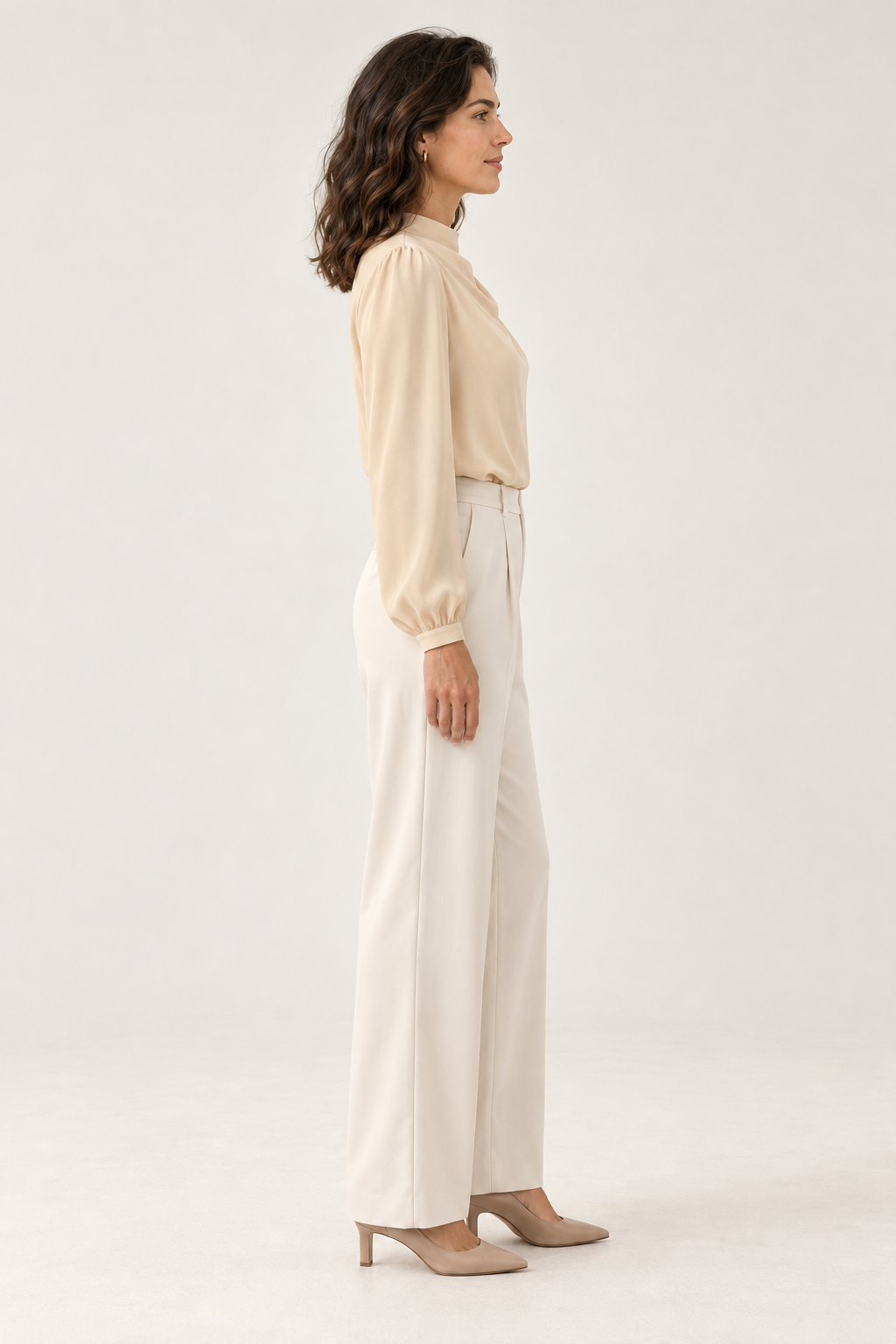 Blusa de mulher com gola alta e franzidos — Creme, vista lateral