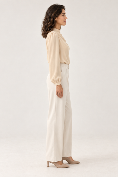 Blusa de mulher com gola alta e franzidos — Creme, vista lateral