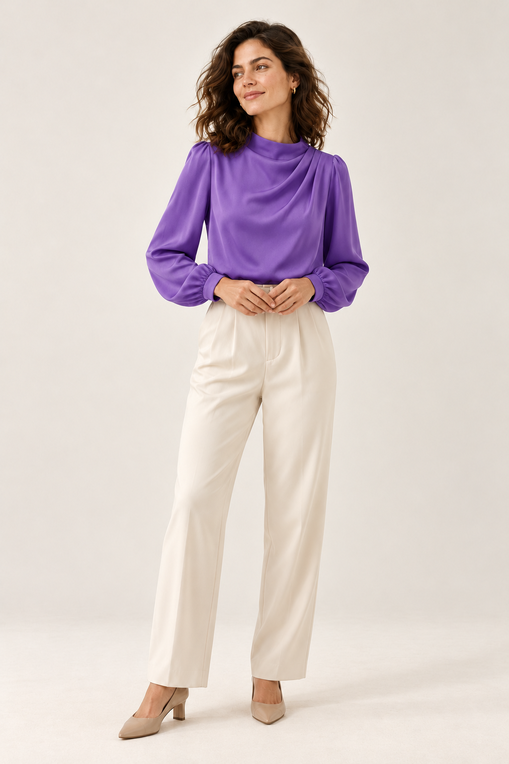 Blusa de mulher com gola alta e franzidos — Violeta, vista de frente