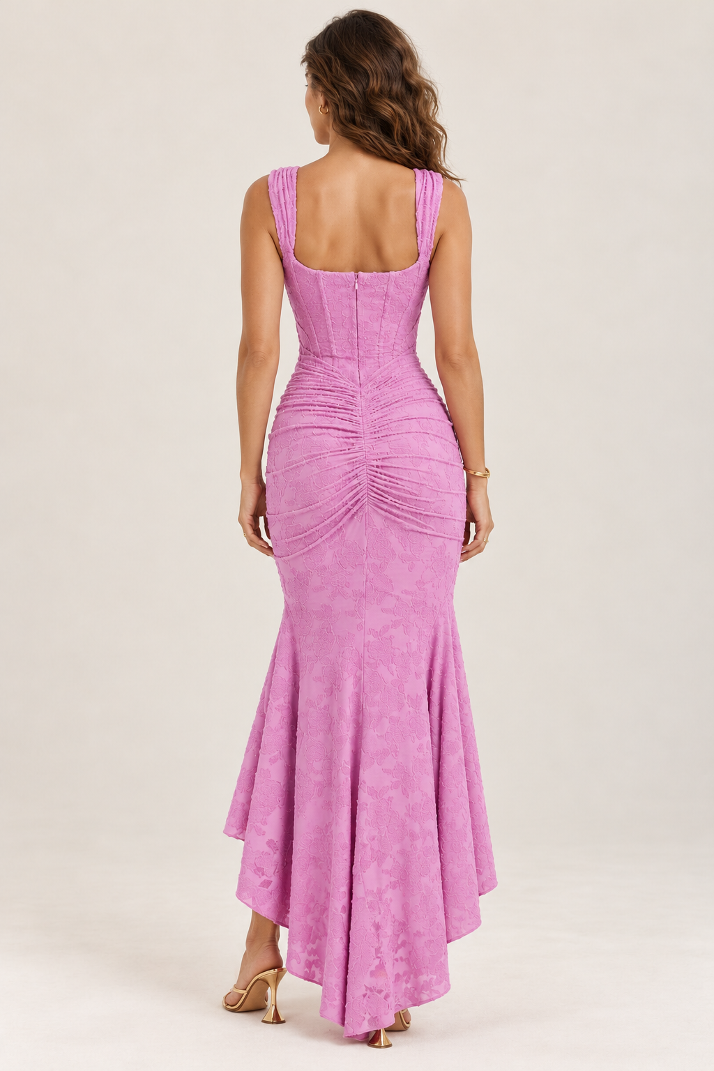 Vestido com detalhes trabalhados e franzido lateral — Rosa, vista de costas