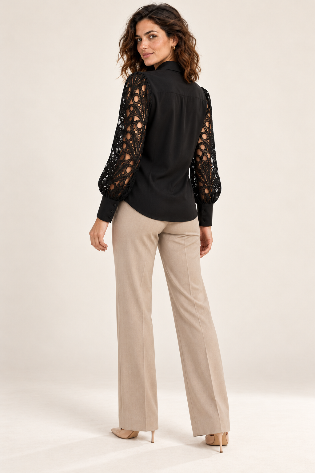 Camisa de mulher com mangas trabalhadas — Preto, vista de costas