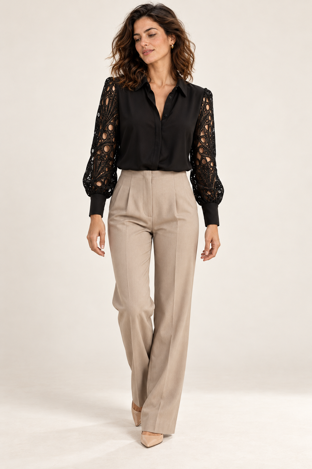 Camisa de mulher com mangas trabalhadas, vista de frente