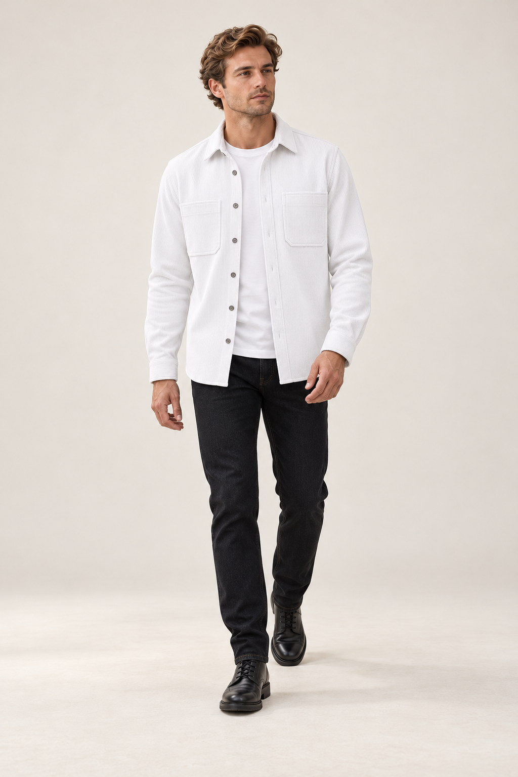 Sobrecamisa de homem com botões e bolsos, vista de frente
