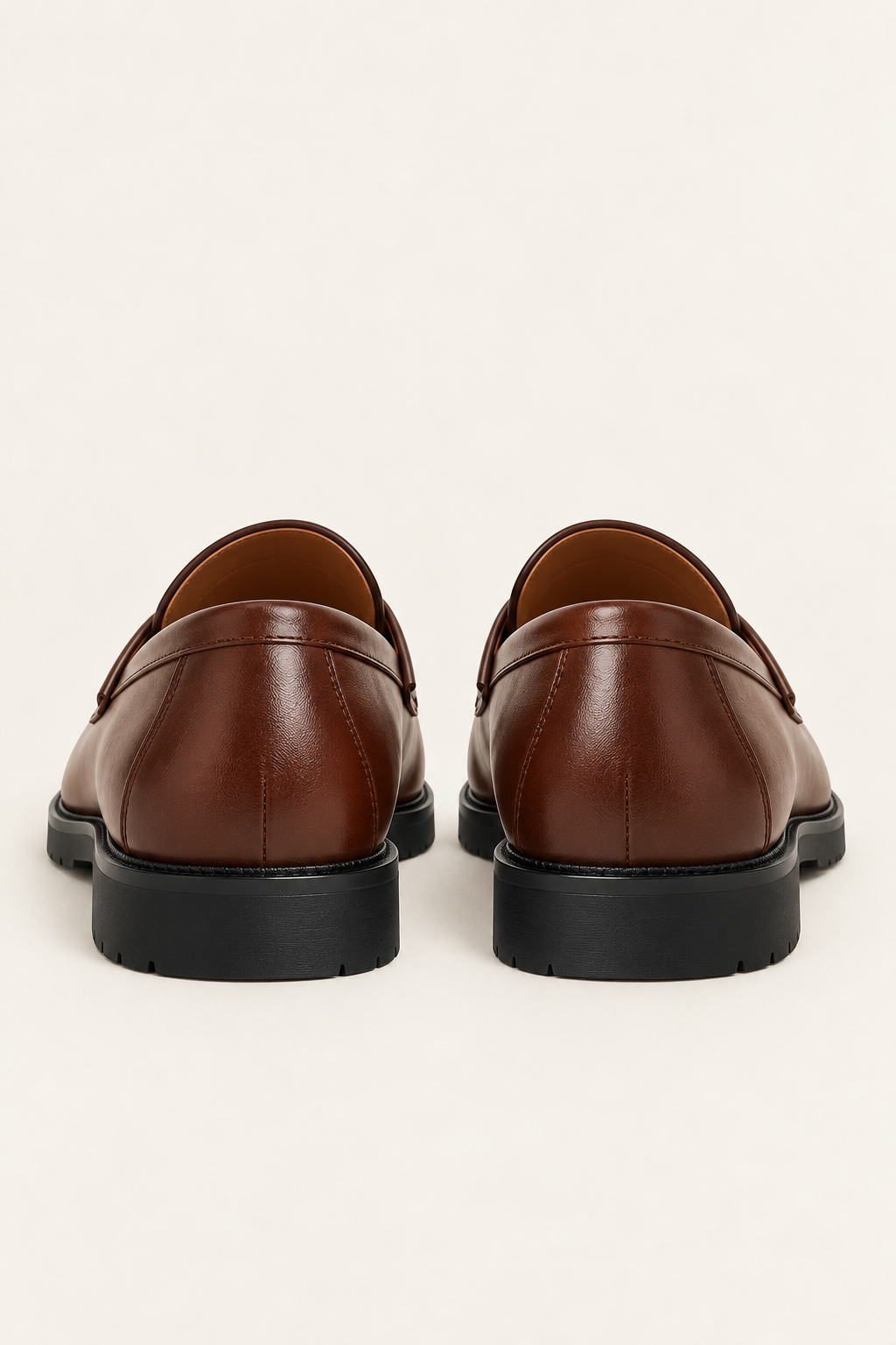 Mocassins de homem com detalhe perfurado — Castanho, vista de costas