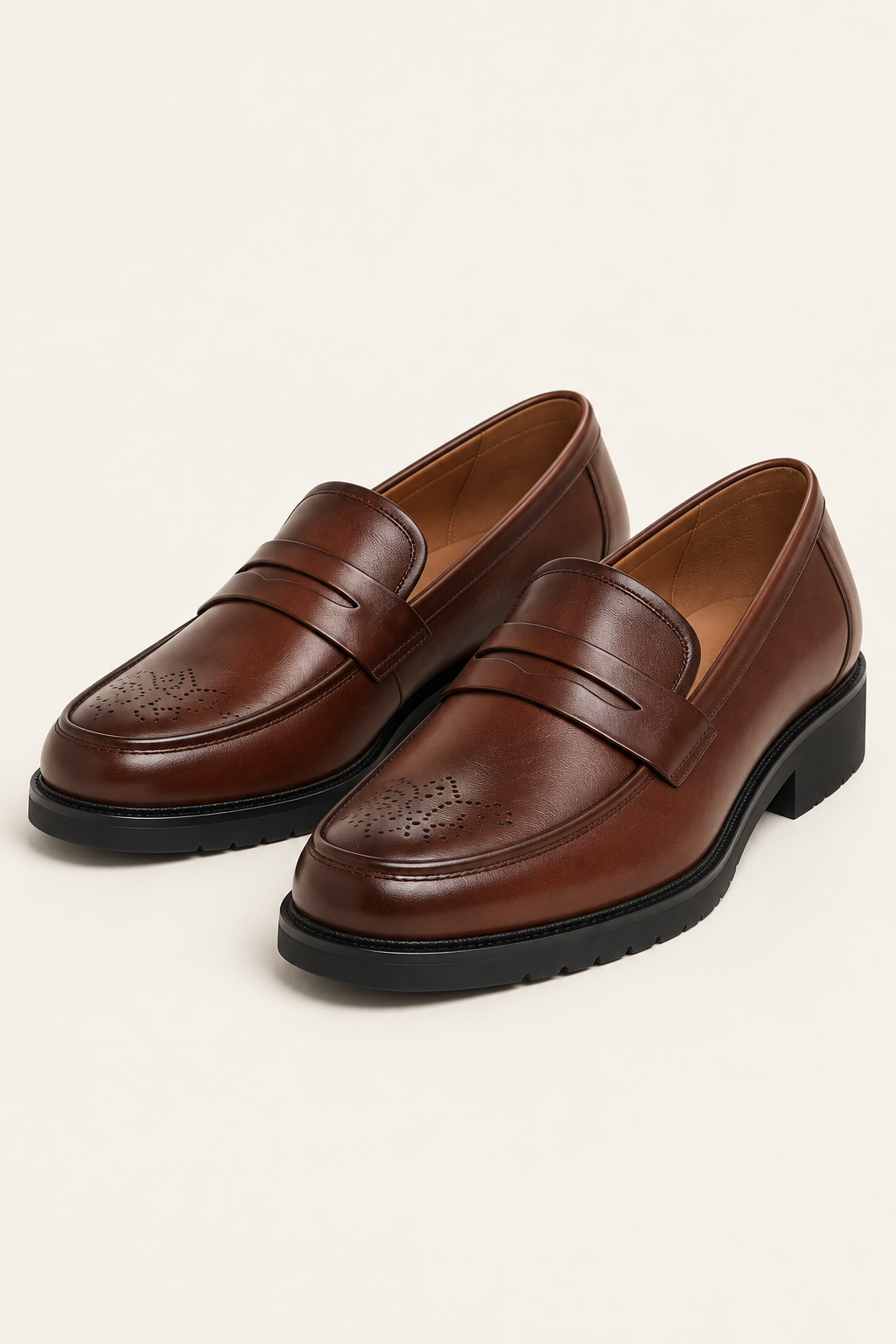 Mocassins de homem com detalhe perfurado em Castanho, vista de frente