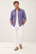 Camisa casual de homem com efeito lavado e bolso em Violeta, vista de frente